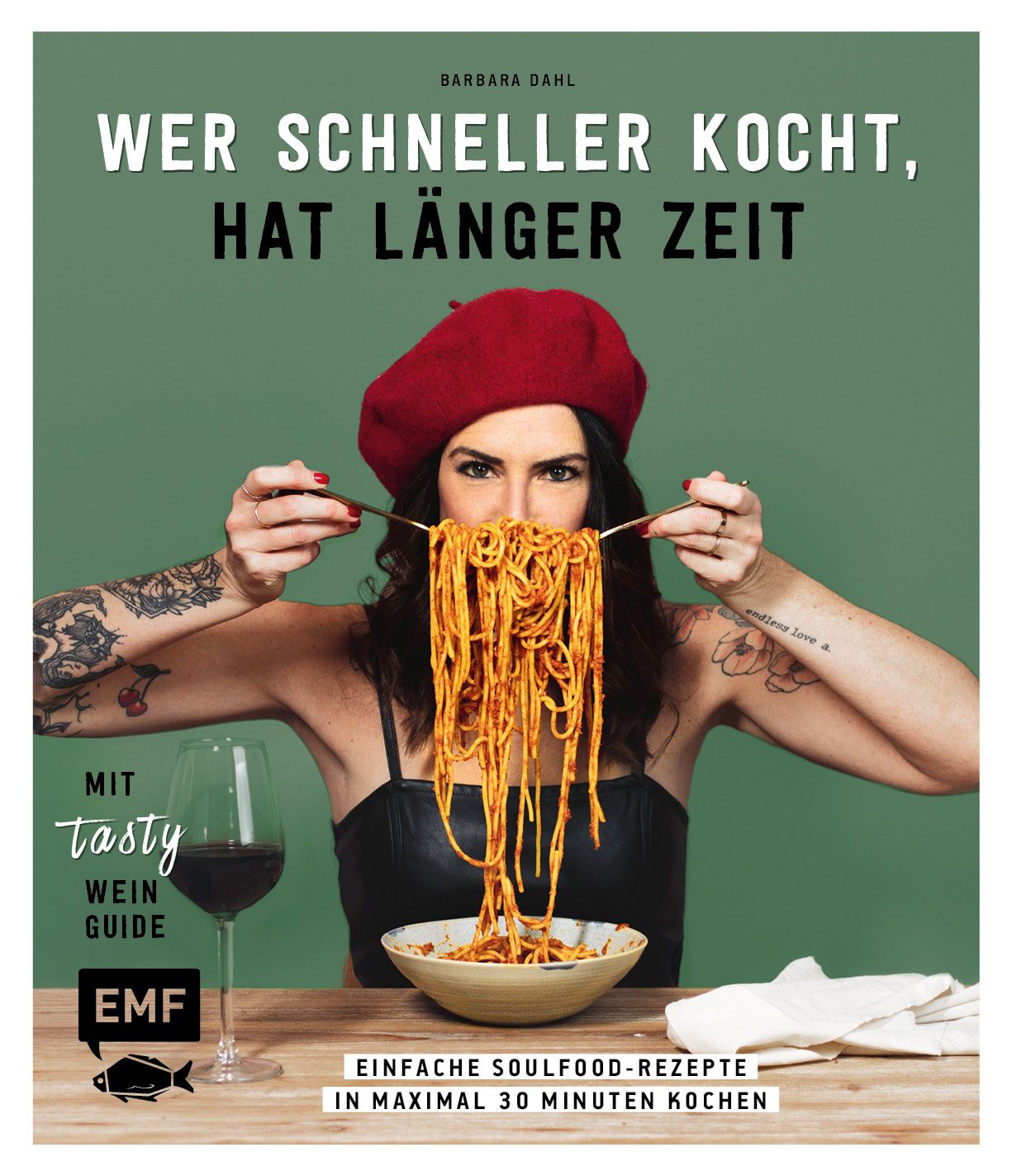 Buchcover mit Titel: Wer schneller kocht, hat länger Zeit. Frau mit roter Baskenmütze hält Spaghetti. Wein und Text auf grünem Hintergrund.