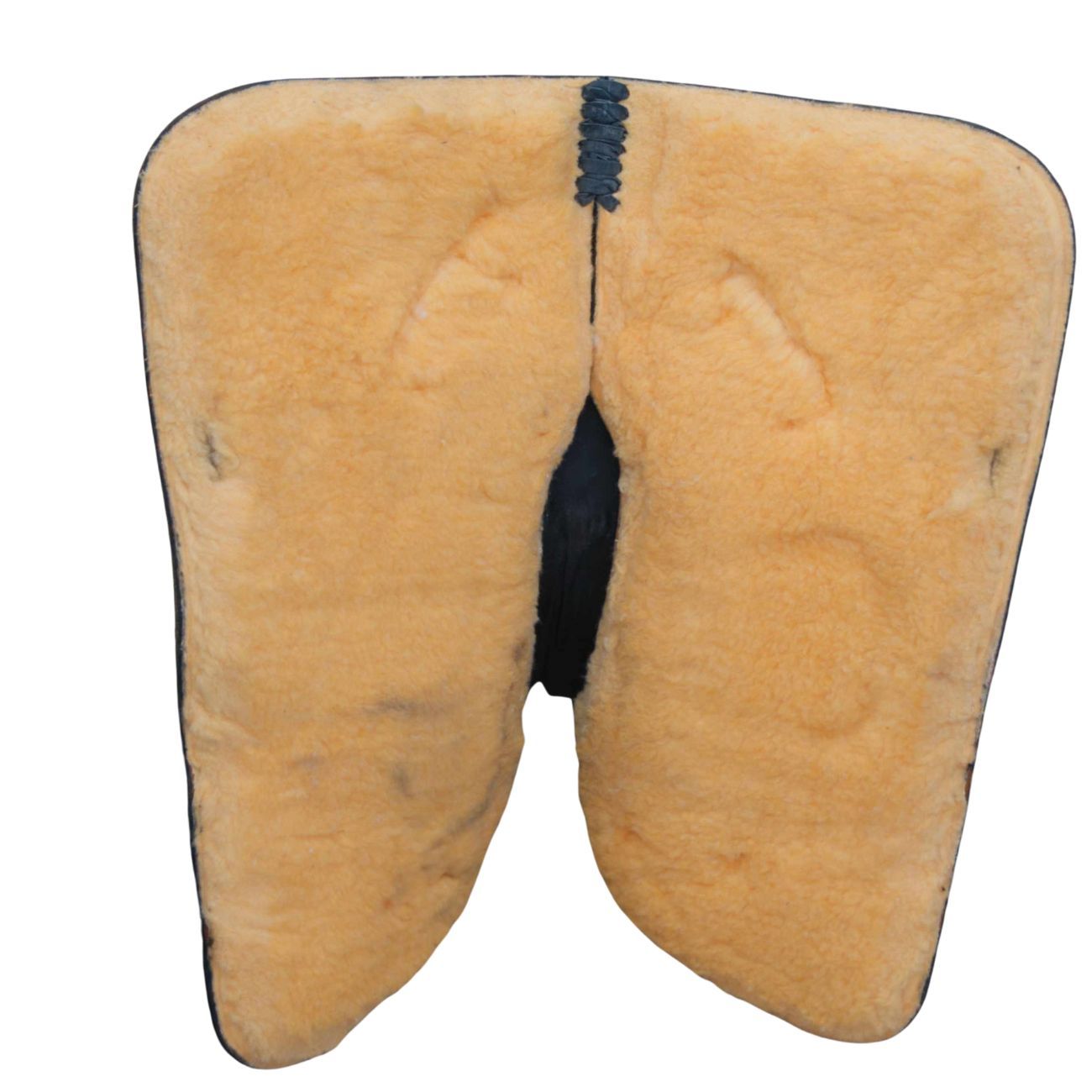 Sattelunterlage aus beigem Schaffell mit blauer Naht in der Mitte.