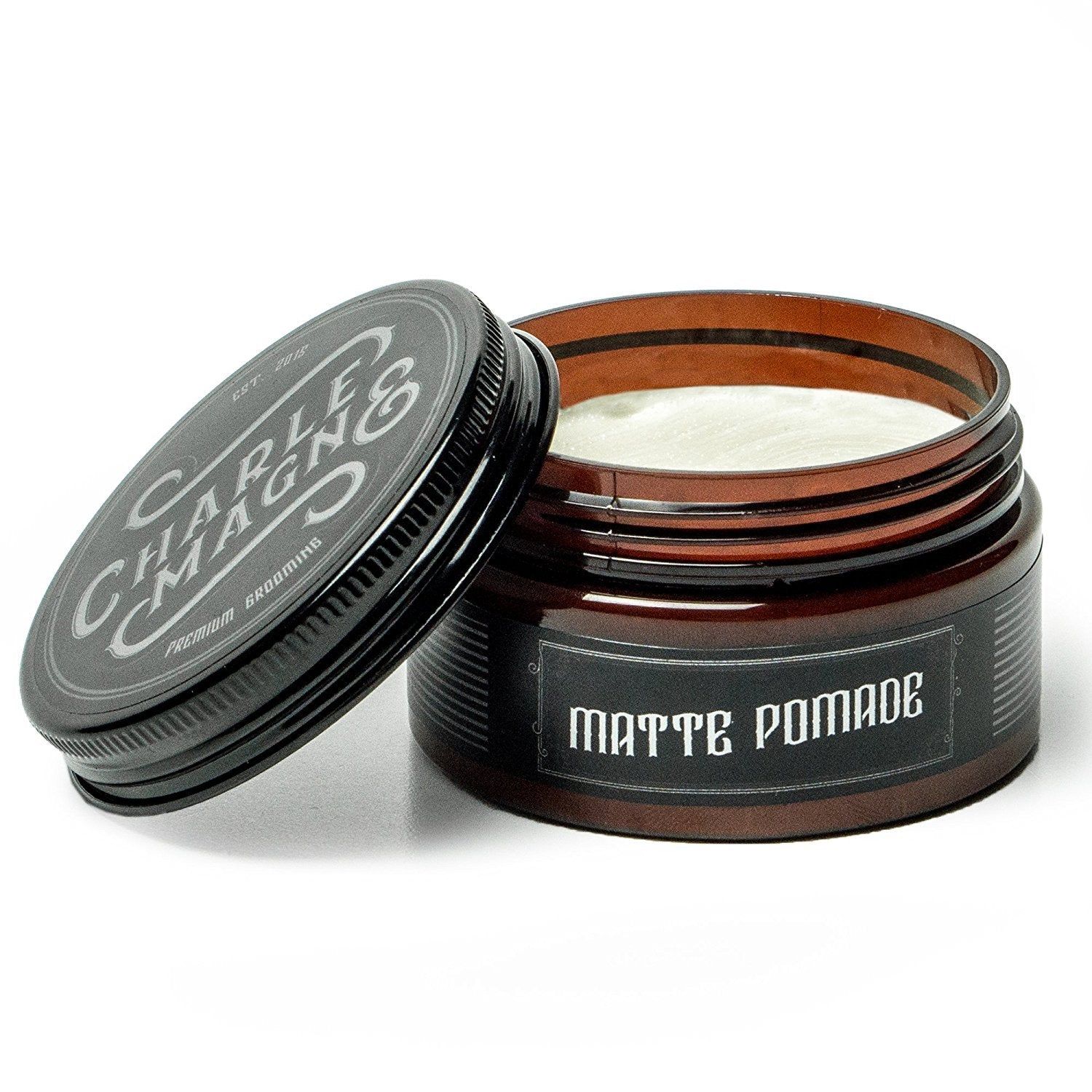 Offene Braunglastiegel mit schwarzem Deckel, gefüllt mit weißer Pomade.