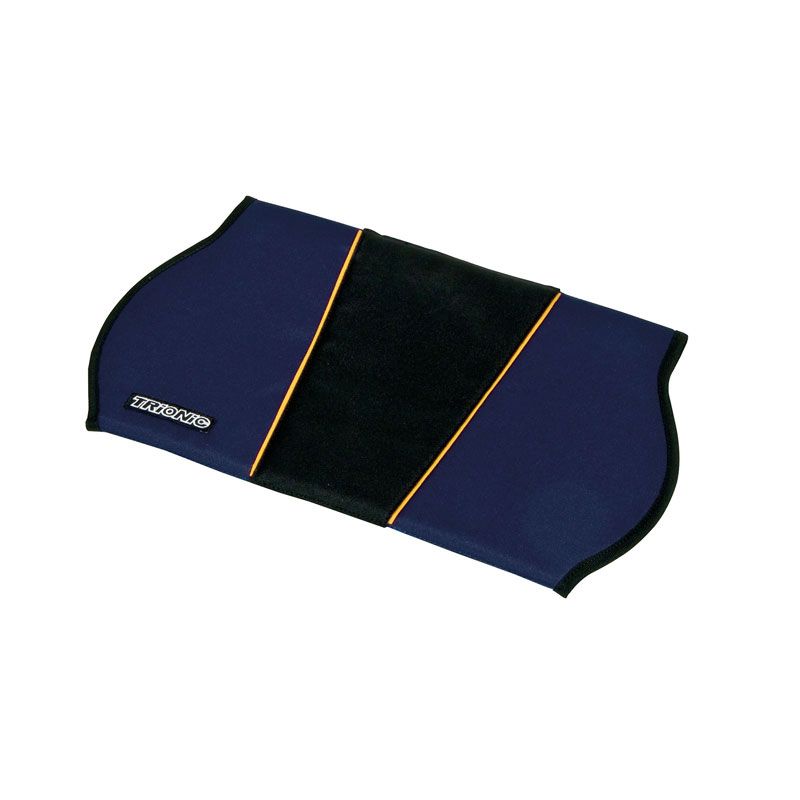 Sitzbezug, blau-schwarz, mit orangefarbenen Akzenten. Marke Trionic sichtbar. Geschwungene Form.