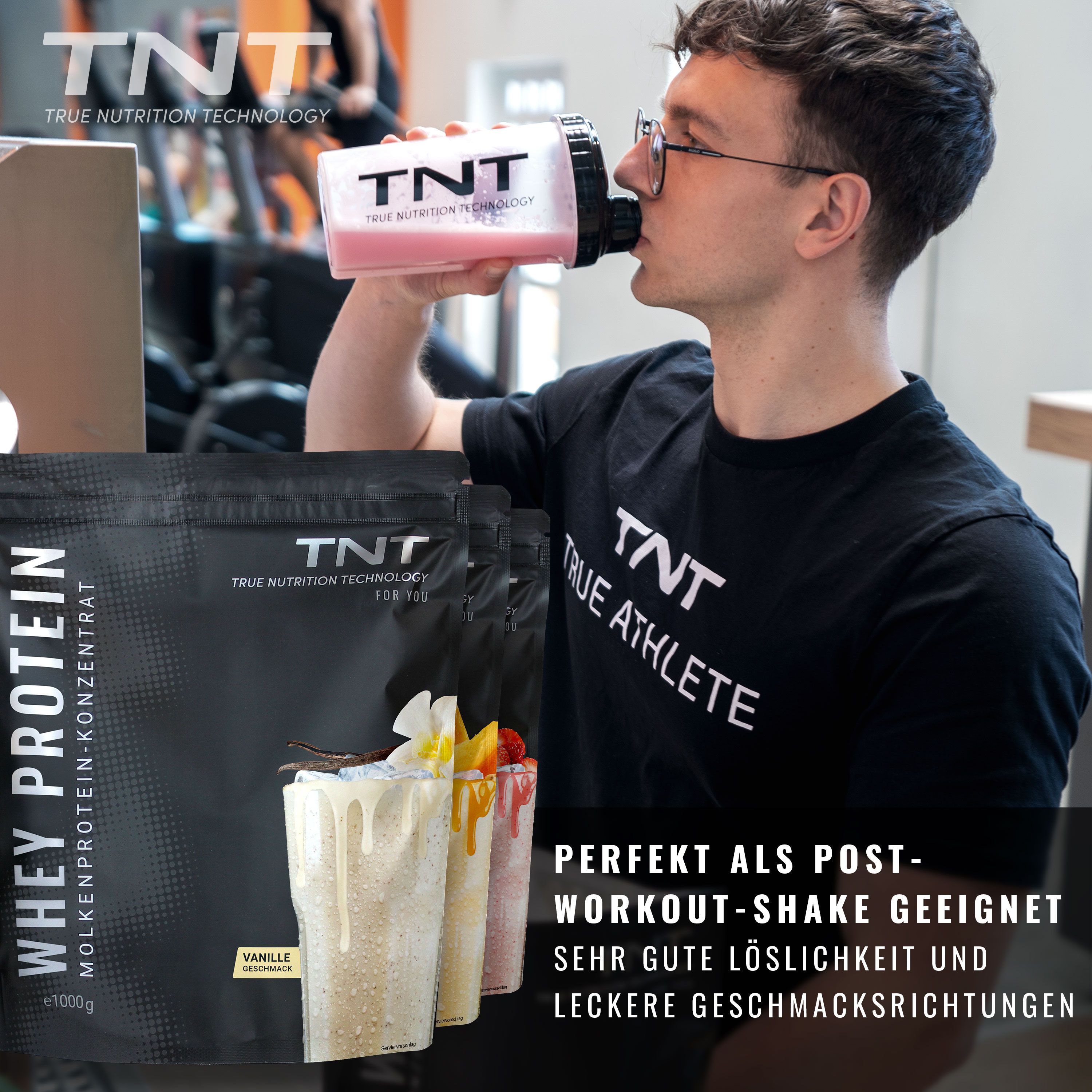 Mann trinkt aus einem TNT-Shaker. Im Hintergrund: TNT Whey Protein Konzentrat und Shakes. Text: PERFEKT ALS POST-WORKOUT-SHAKE GEEIGNET.