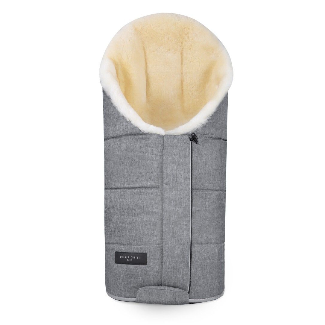 Grauer Lammfellfußsack mit hellem Innenfutter. Reißverschluss und Markenlogo. Oben offen, rechteckige Form.