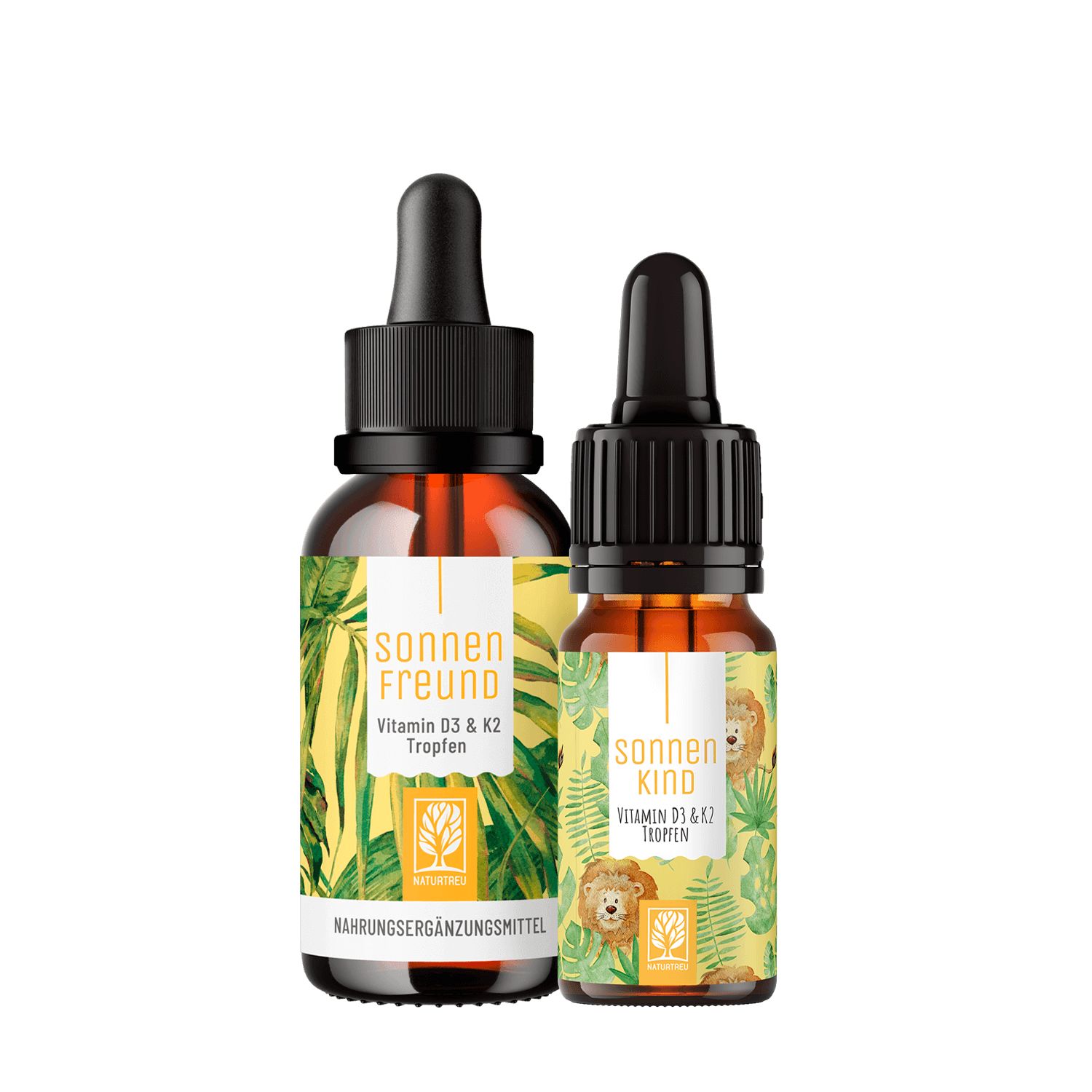Zwei braune Flaschen mit schwarzen Pipetten. Aufkleber mit Text: SONNENFREUND, SONNENKIND, Vitamin D3 & K2 Tropfen. Hintergrund: Blätter.