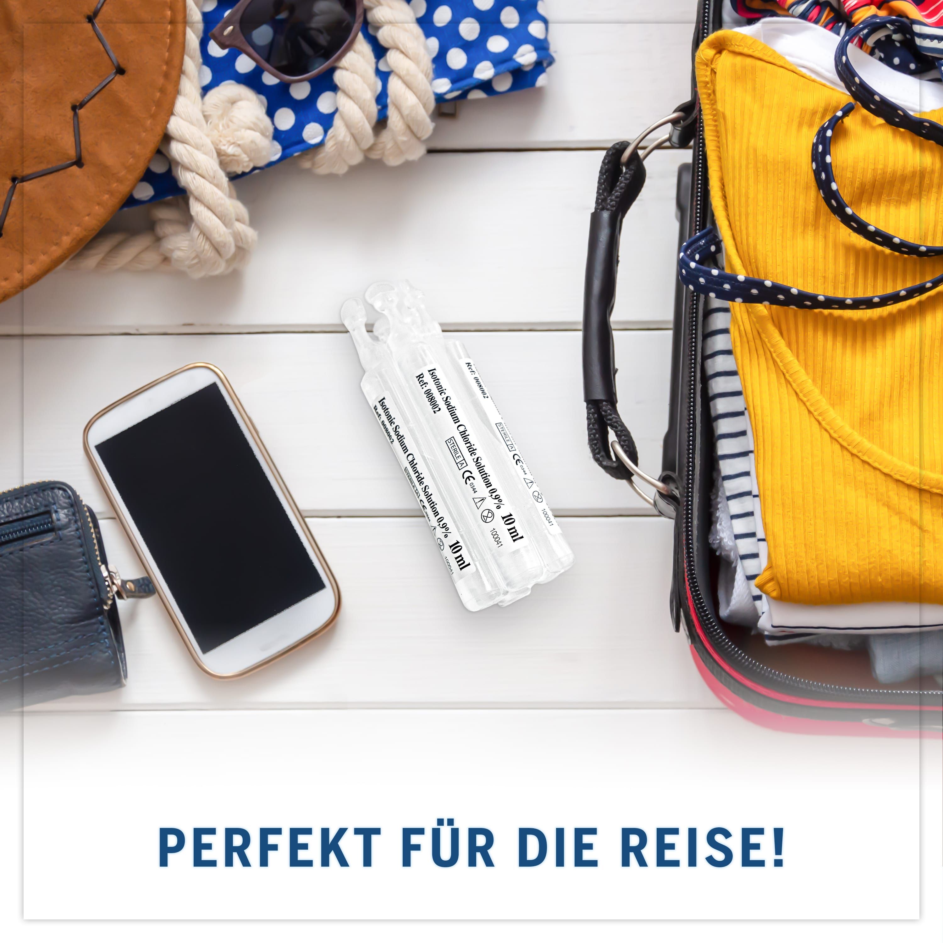 Ampullen mit isotonischer Natriumchloridlösung in einem Koffer. Daneben Smartphone, Geldbörse und Strandutensilien. Perfekt für die Reise.
