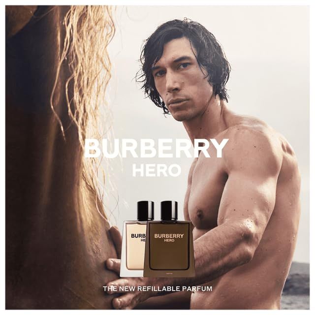 Werbung mit Mann und Parfumflakons. Burberry Hero. Braunes Glas, schwarzer Verschluss.