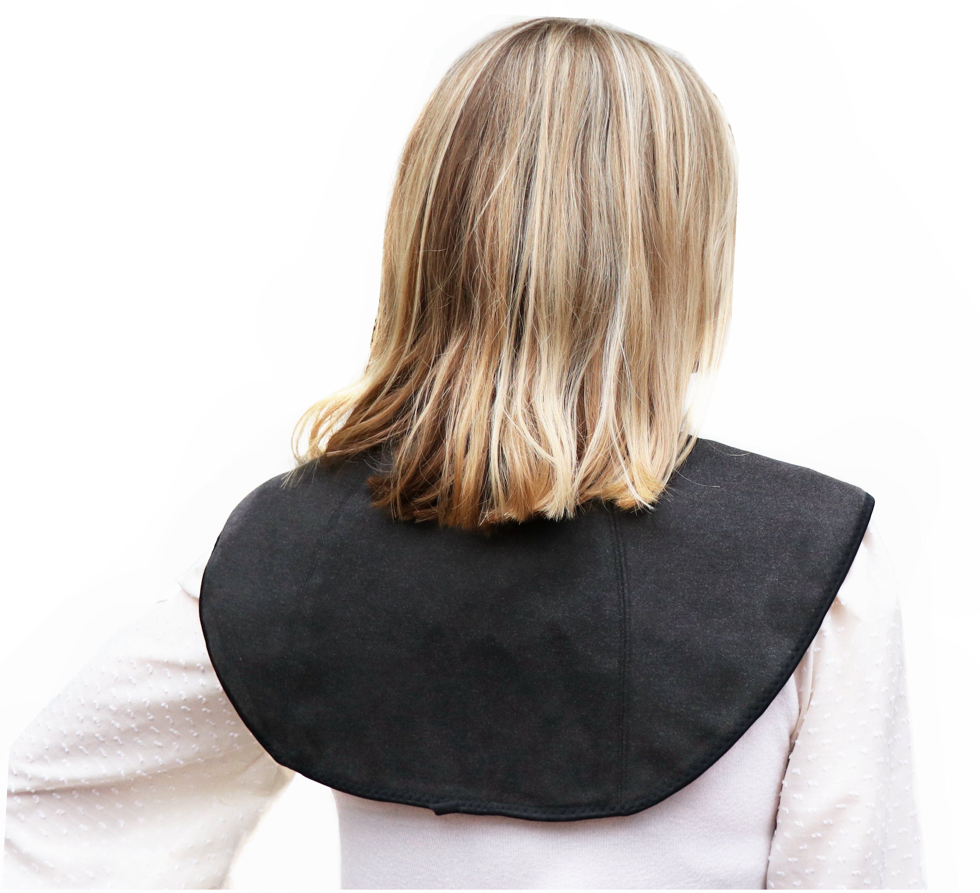 Person mit blonden Haaren, die ein schwarzes Nacken- und Schulterwärmekissen trägt. Rückansicht.