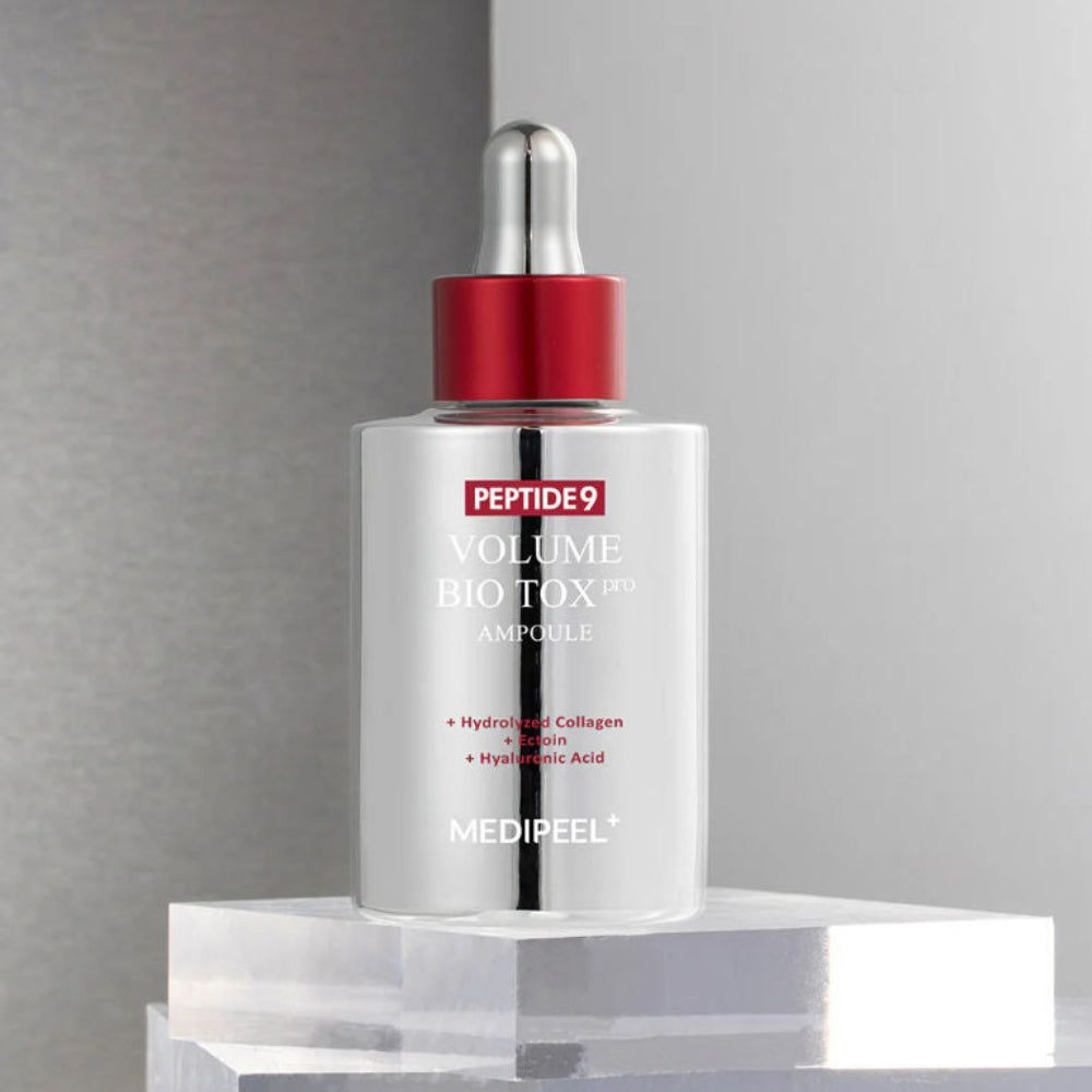 Silberne Flasche mit Pipette auf Acrylblock, PEPTIDE9 VOLUME BIOTOX PRO AMPOULE, MEDIPEEL+
