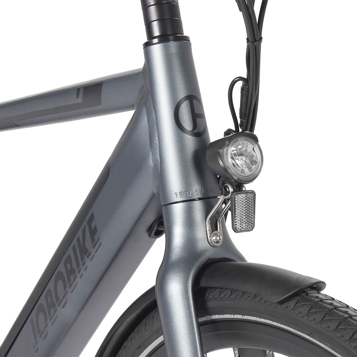 Nahaufnahme des Rahmens eines grauen Elektrofahrrads. JOBOBIKE-Logo, Scheinwerfer und Gabel.