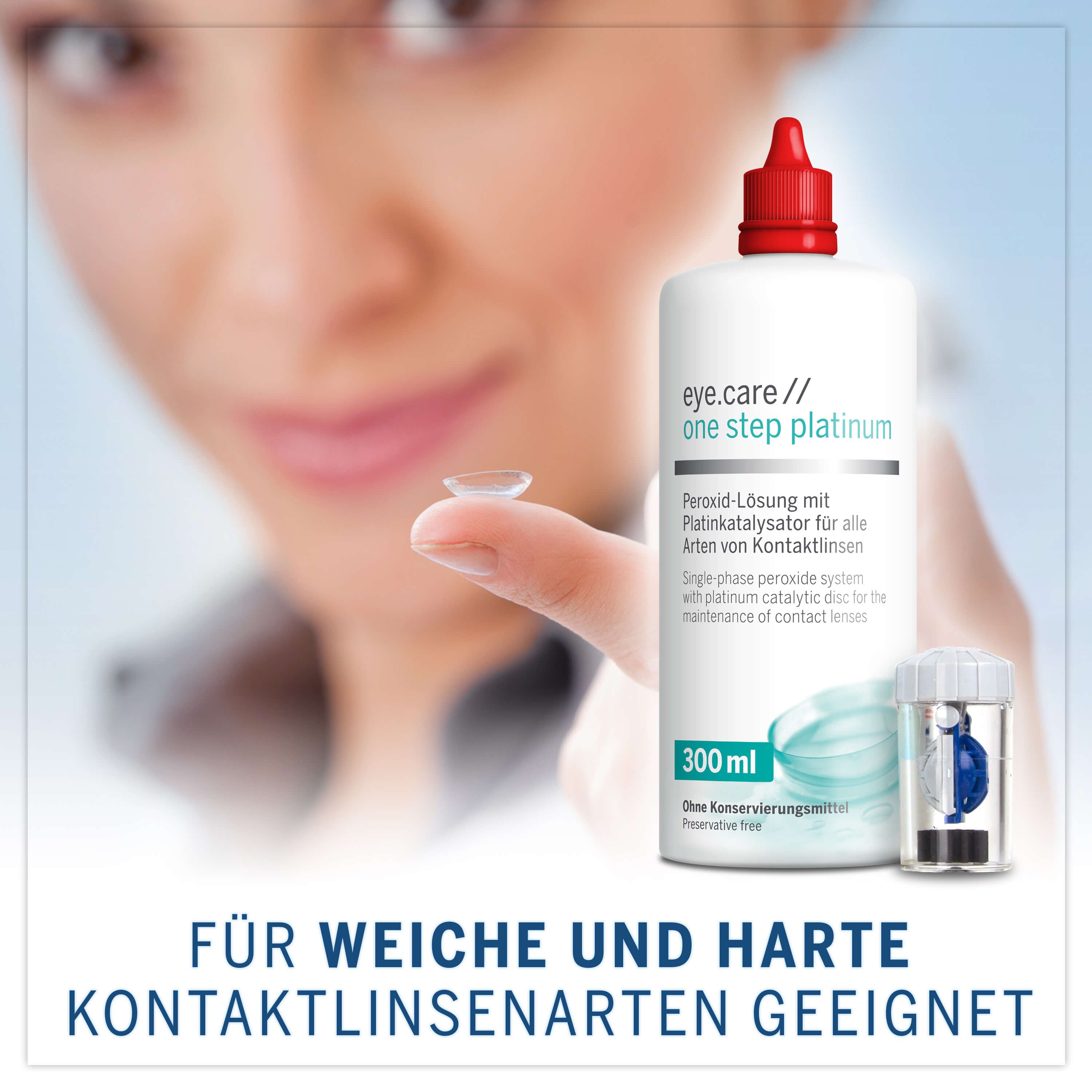 Frau hält Kontaktlinse. Flasche mit rotem Deckel, Kontaktlinsenbehälter. Text: eye.care one step platinum, 300 ml.