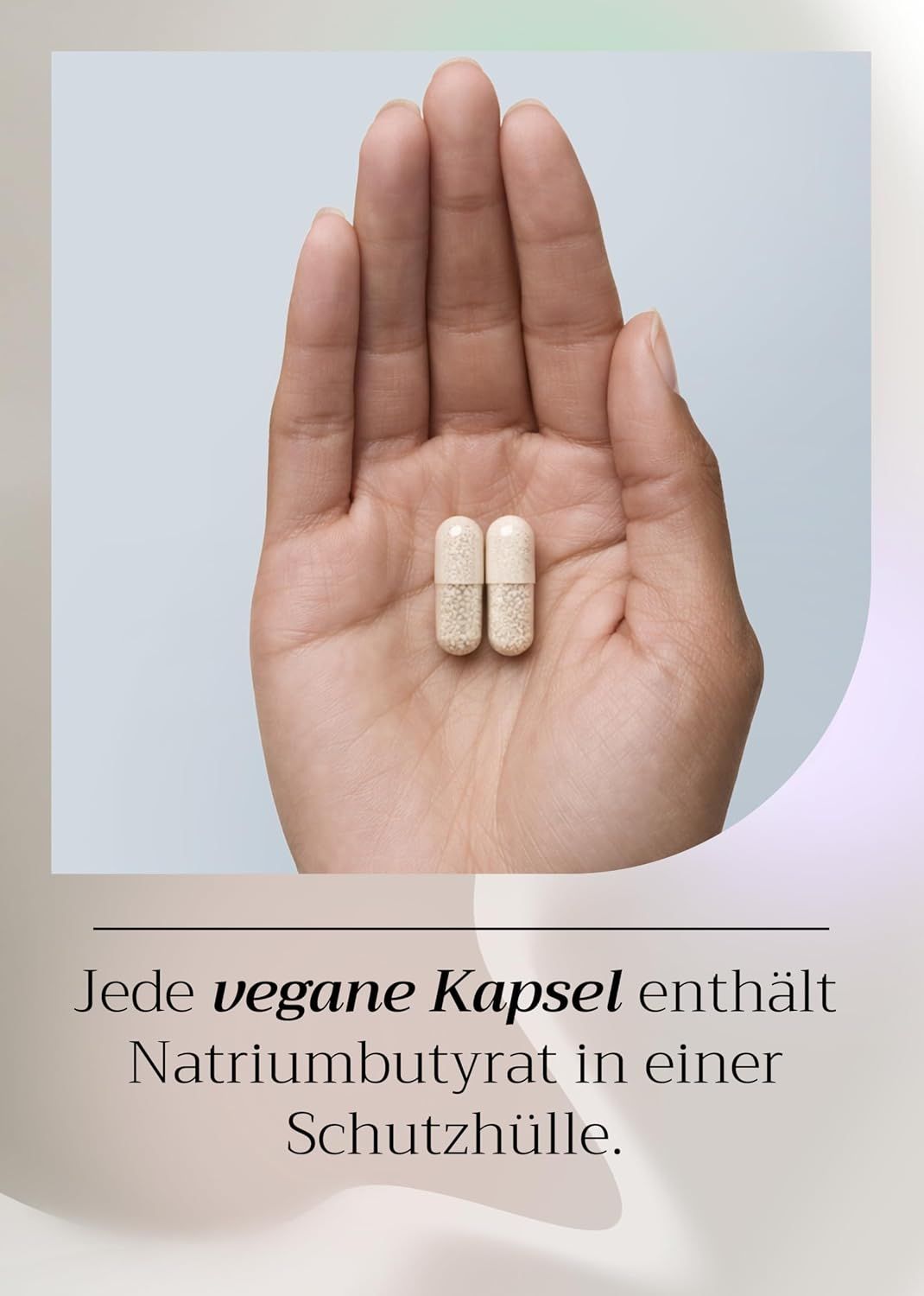 Zwei vegane Kapseln mit Natriumbutyrat in einer Schutzhülle.
