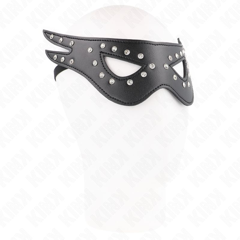 Schwarze Kunstledermaske mit Strasssteinen auf einem weißen Kopf. Seitenansicht, Flügelform mit Augenöffnung.