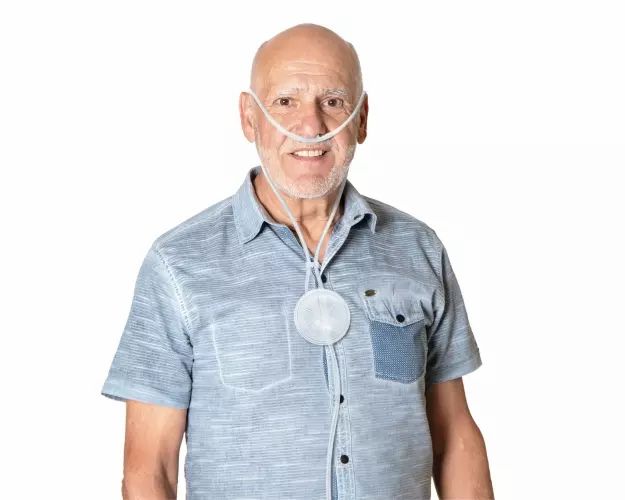 Ein älterer Mann trägt eine Sauerstoffbrille mit einem Reservoir.