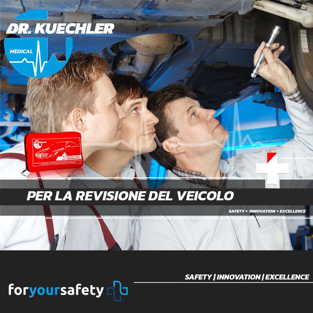 Mechaniker schauen unter Auto. Rote KFZ-Verbandtasche. Marke: Dr. Kuechler Medical. Text: Per la revisione del veicolo.