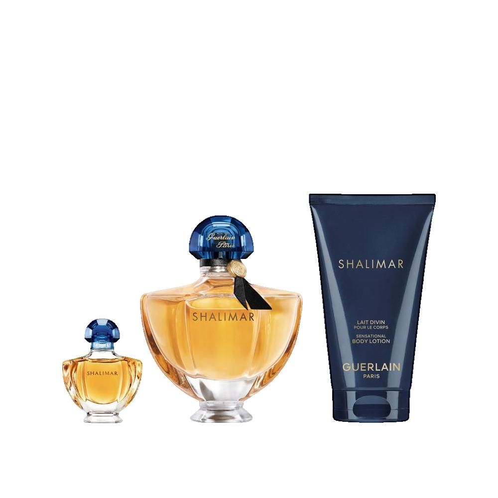 Drei Flakons und eine Tube. Flakons: rund, bernsteinfarben, mit blauen Deckeln. Tube: dunkelblau, mit weißer Schrift. Aufschrift: SHALIMAR, GUERLAIN.