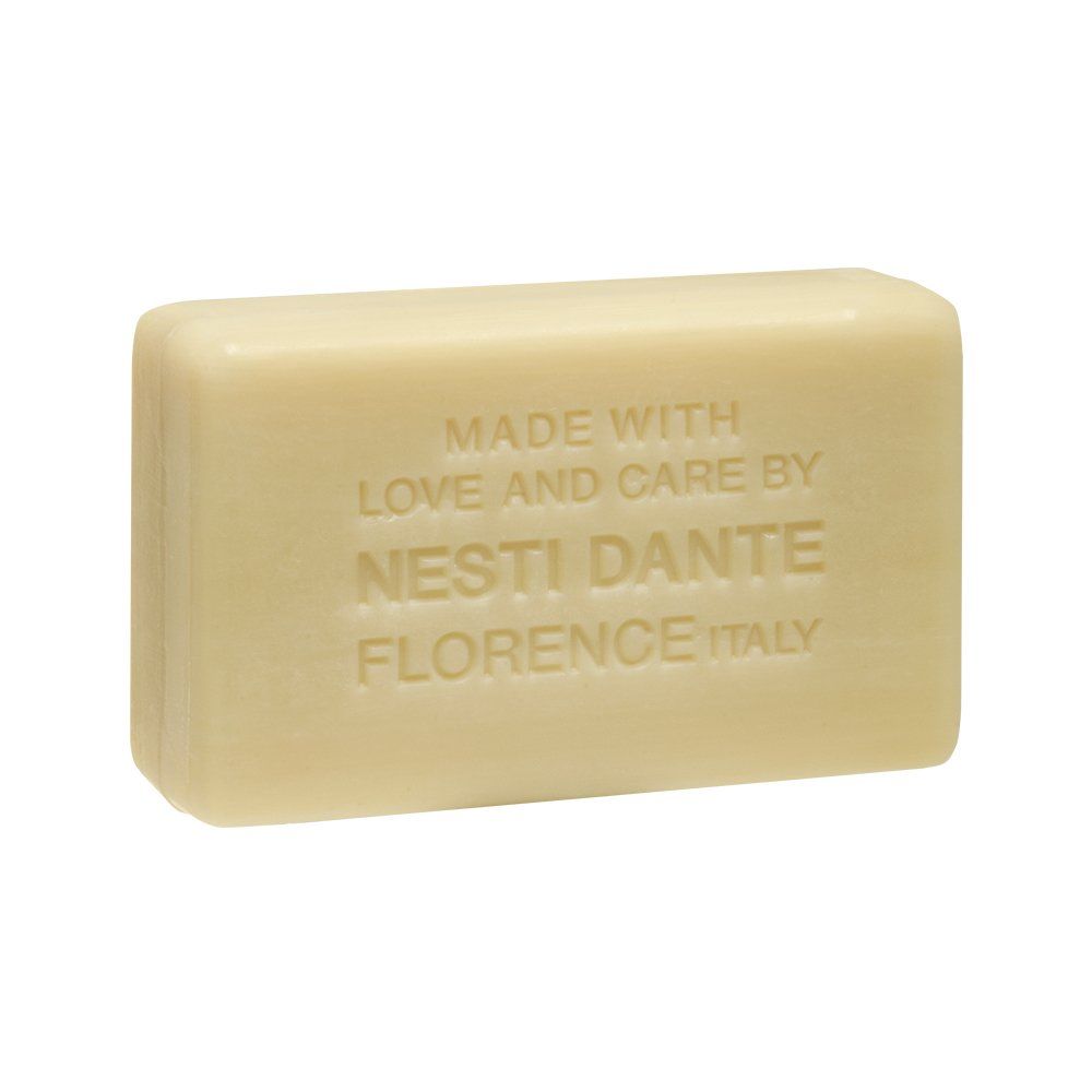 Rechteckige Seife mit eingeprägtem Text. Marke Nesti Dante und Text: Made with love and care.