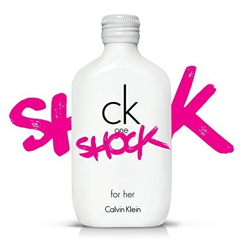 Weiße Flasche mit „ck one shock for her“ in Pink. „Calvin Klein“ ist ebenfalls sichtbar.