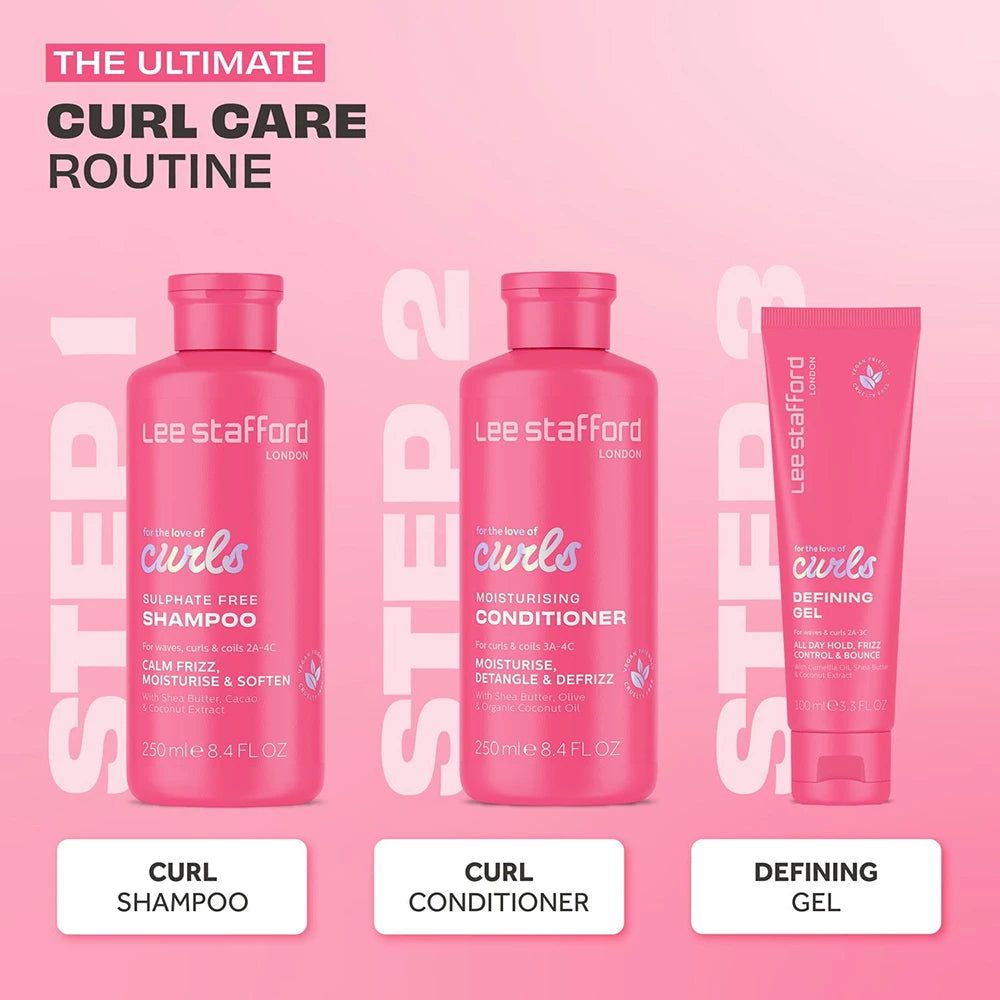 Drei Schritte der Lockenpflege: Shampoo, Conditioner und Defining Gel von Lee Stafford.