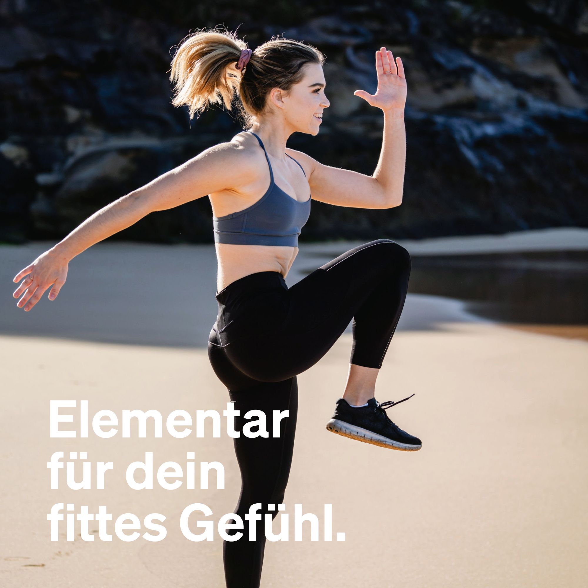 Eine Frau in Sportkleidung macht eine Übung am Strand. Text: Elementar für dein fittes Gefühl.