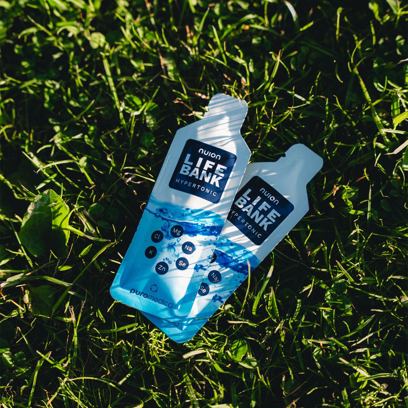 Zwei Beutel Nuion Life Bank Hypertonic liegen auf Gras.