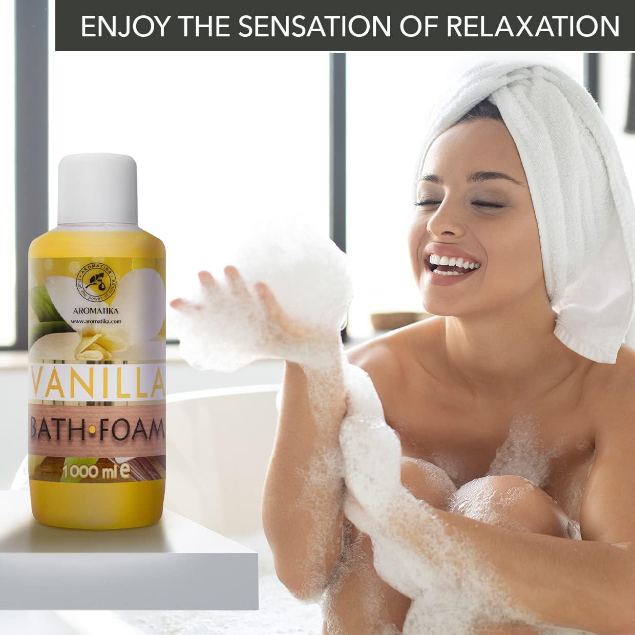Gelbe Flasche mit weißem Deckel neben einer Frau in der Badewanne. Aufschrift: AROMATIKA, VANILLA BATH FOAM. Handtücher.