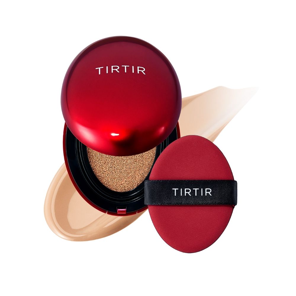 Roter TIRTIR Mask Fit Red Cushion. Offene Dose, Schwamm und Make-up-Probe. Weißer Hintergrund.