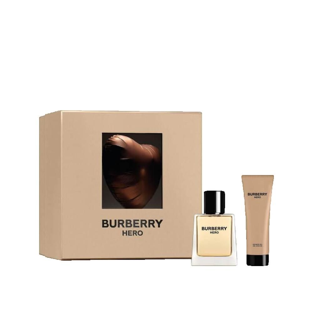 Beige Verpackung mit Fenster. Flakon, Tube und Verpackung. Flakon quadratisch, transparent. Tube beige. "Burberry Hero" auf allen Artikeln.