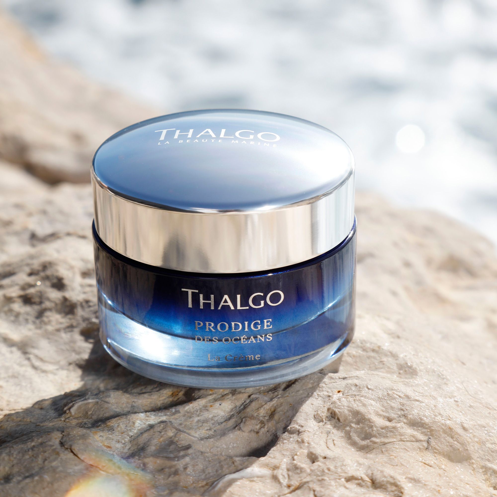 Thalgo Prodigieux des Oceans Creme in einem blauen Glasbehälter mit silbernem Deckel.