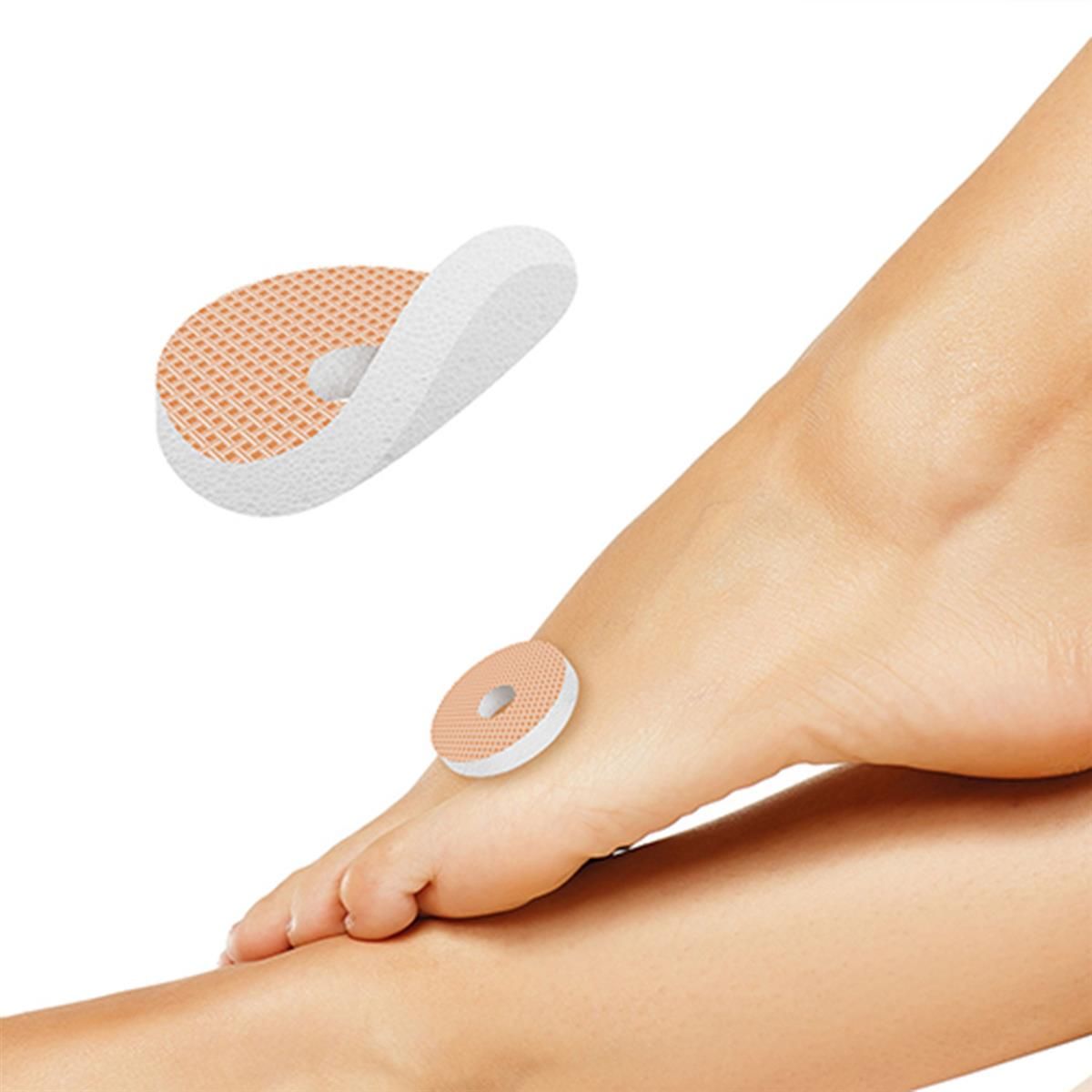 Rundes, beiges Druckstellen-Kissen mit Loch, auf Fuß angebracht. Ein weiteres Kissen schwebt daneben. Weißer Rand.