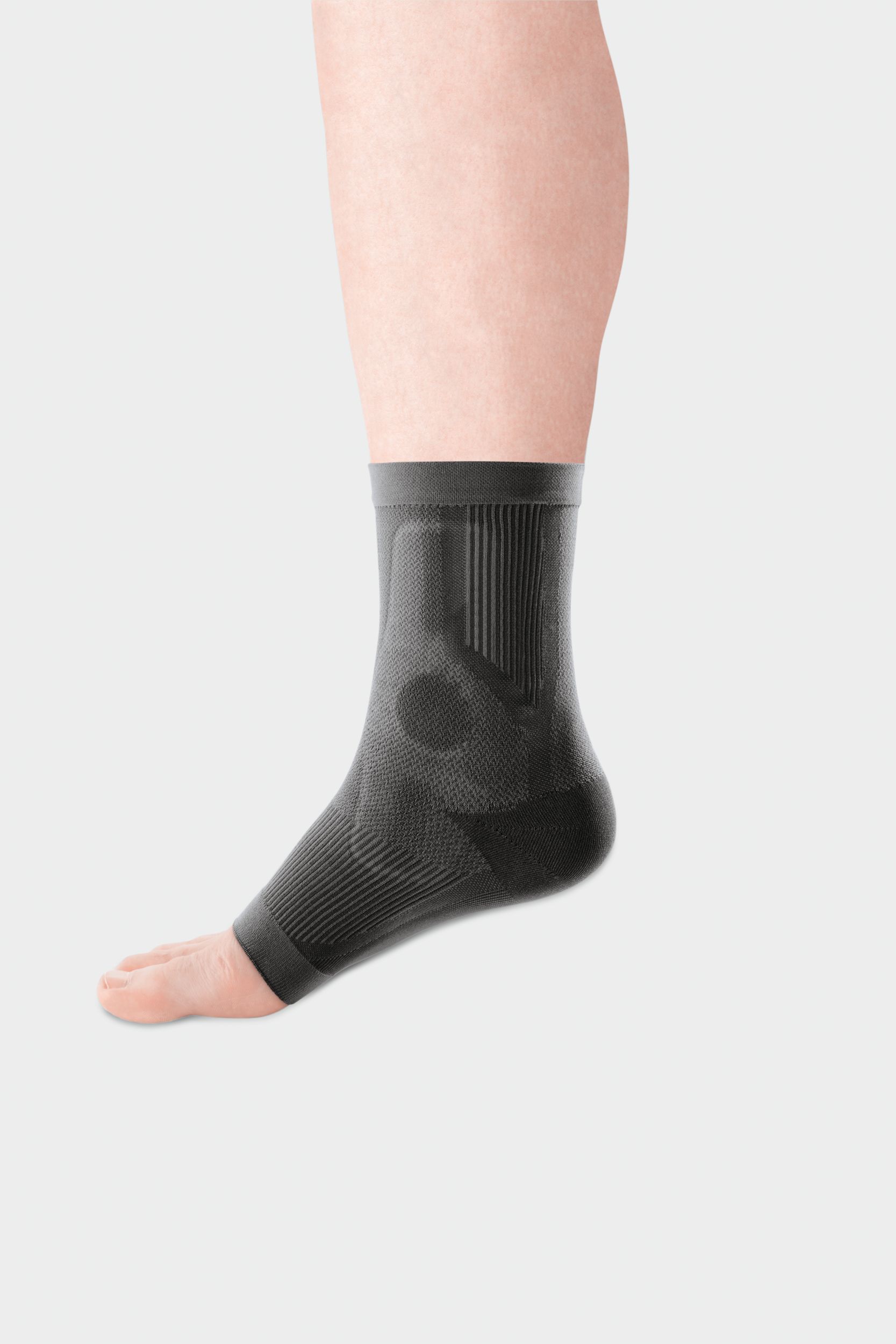 Graue Fußbandage am Bein. Rippenmuster und anatomische Formgebung. Offene Zehenpartie.
