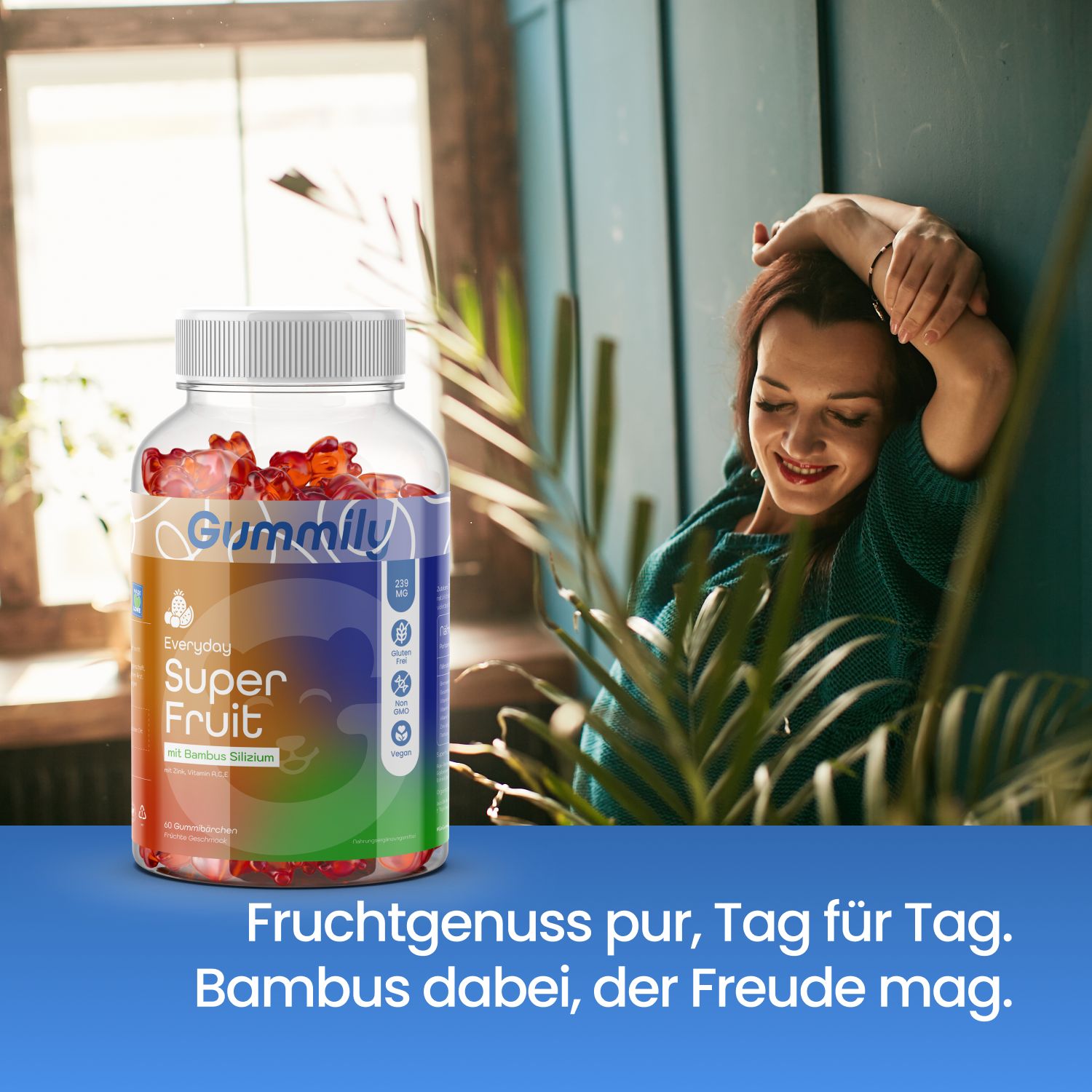 Flasche mit Gummibärchen neben einer Frau. Aufkleber mit "Gummily", "Super Fruit", "Bambus Silizium". Text: "Fruchtgenuss pur, Tag für Tag."