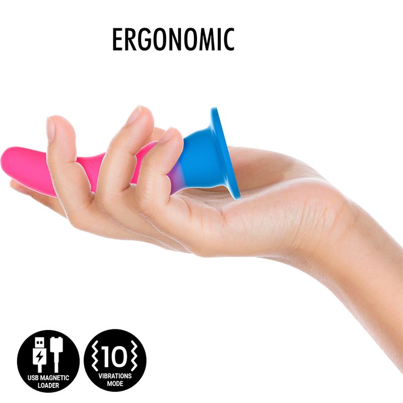 Zweifarbiges Dildo in Hand gehalten. Ergonomisches Design. 10 Vibrationsmodi. USB-Lader.
