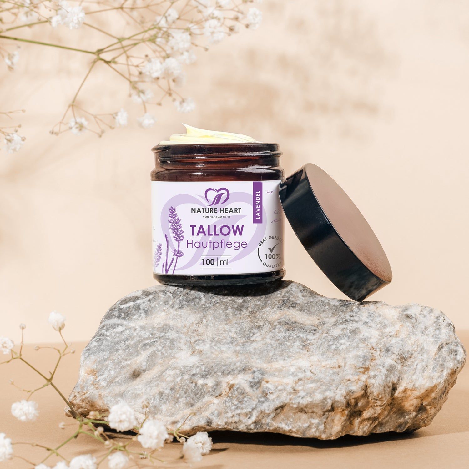 Glas mit Creme, schwarzem Deckel. Auf Stein. Text: Tallow Hautpflege Lavendel, Nature Heart. 100 ml.