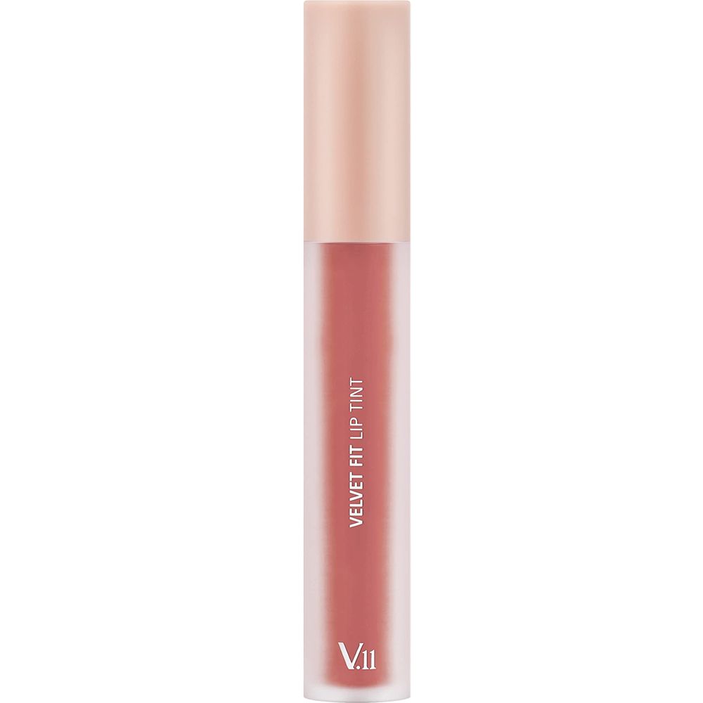 Flüssiger Lippenstift in einem zylindrischen Behälter. Der Deckel ist hellrosa, der Körper ist durchsichtig und zeigt die Farbe. Aufschrift: VELVET FIT LIP TINT, V.11.