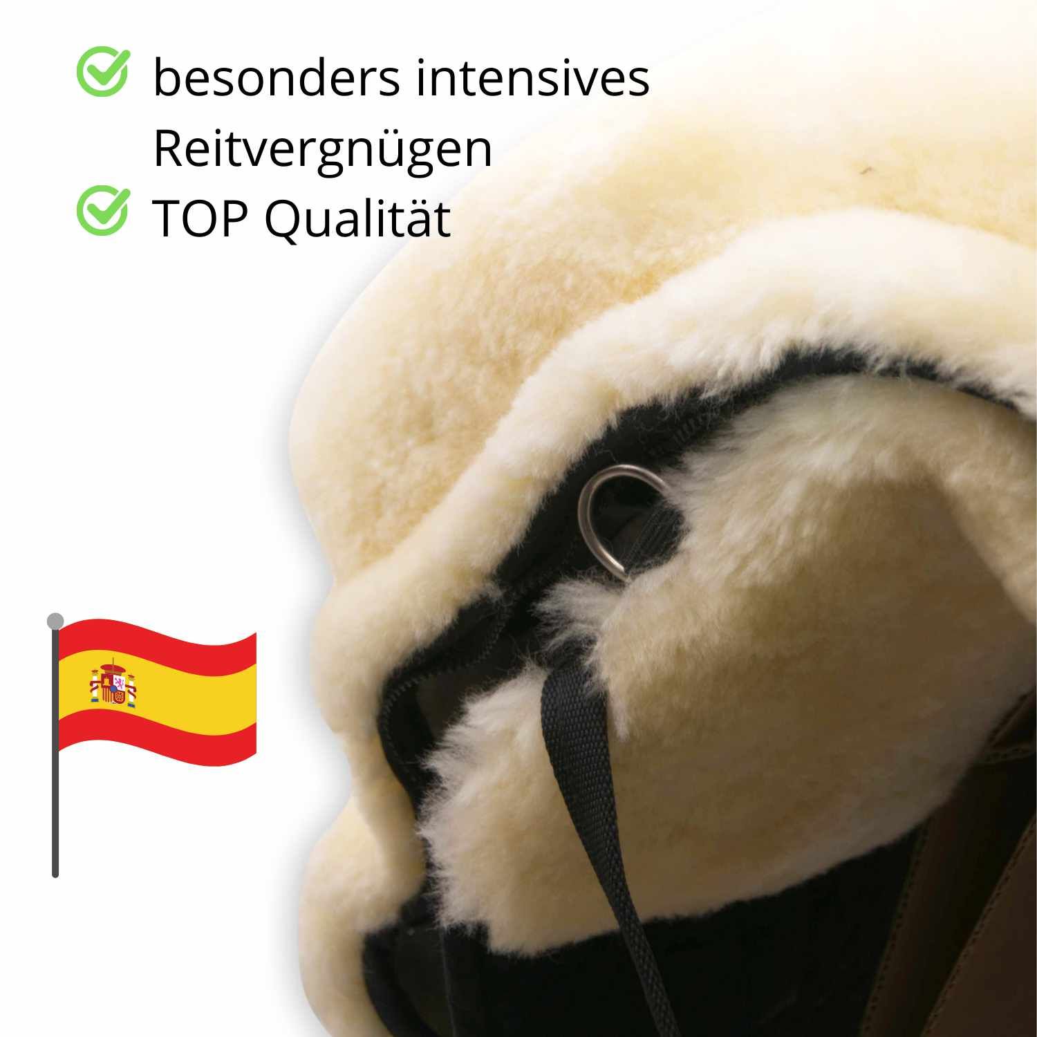 Nahaufnahme des Sattels. Text: besonders intensives Reitvergnügen. TOP Qualität. Flagge von Spanien.