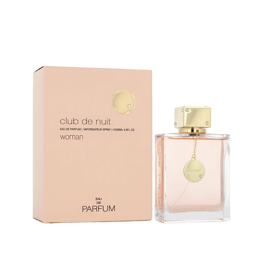 Parfümflasche und Verpackung. Rechteckige Flasche mit goldfarbenem Verschluss. Rosa Flüssigkeit. Rosa Verpackung mit Text.