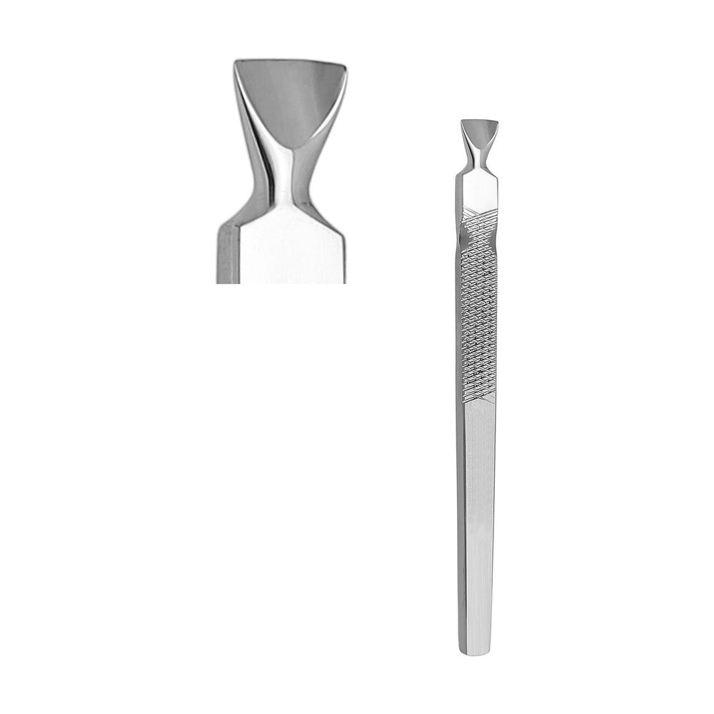 Nagelhautschieber aus Metall. Einseitig, mit geriffelter Griffpartie. Gezeigt in Nahaufnahme.