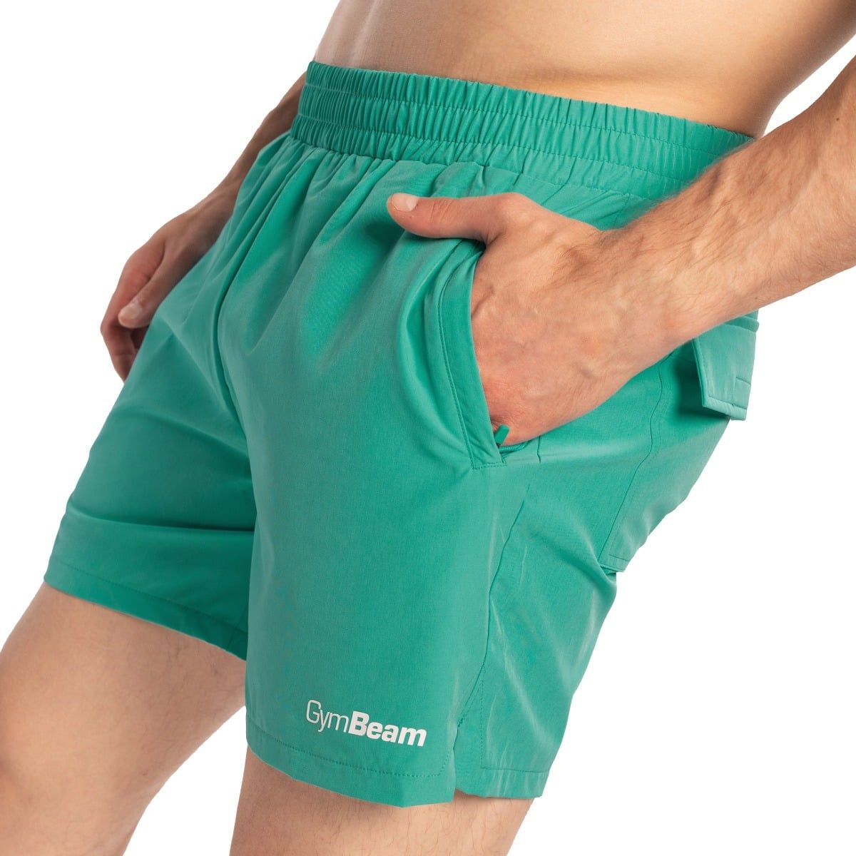 Grüne Herren-Shorts mit seitlichen Taschen und Reißverschlusstasche hinten.