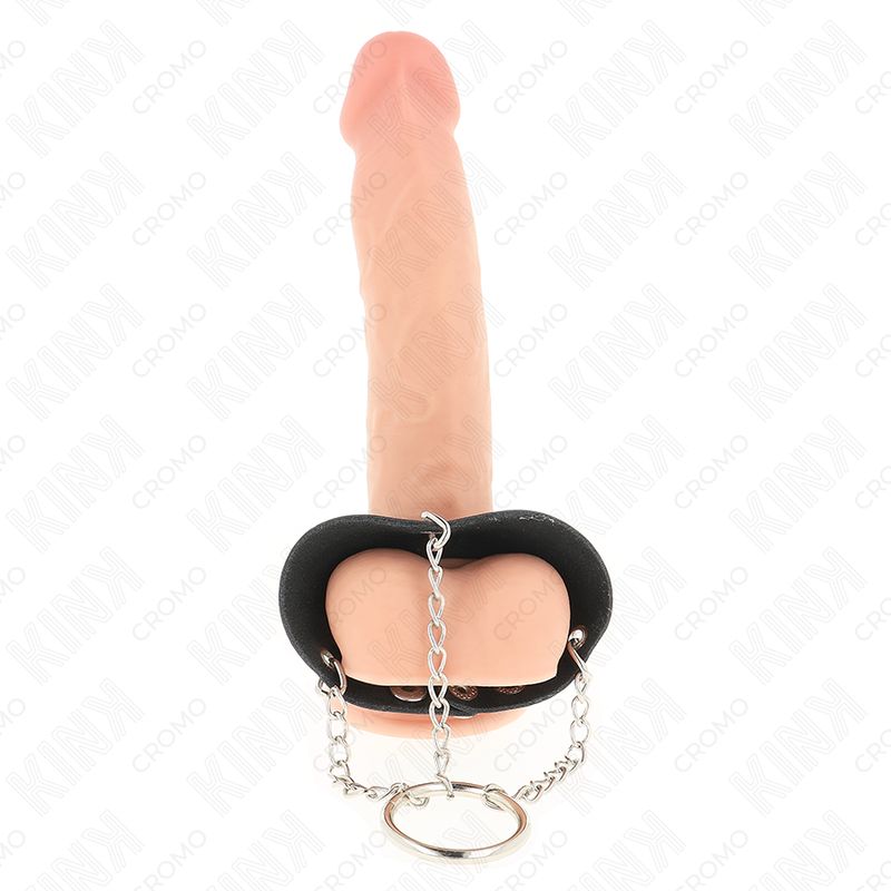 Penisring mit Kette. Schwarzes Band, silberne Kette und Ring. Dildo aus Silikon, hautfarben.