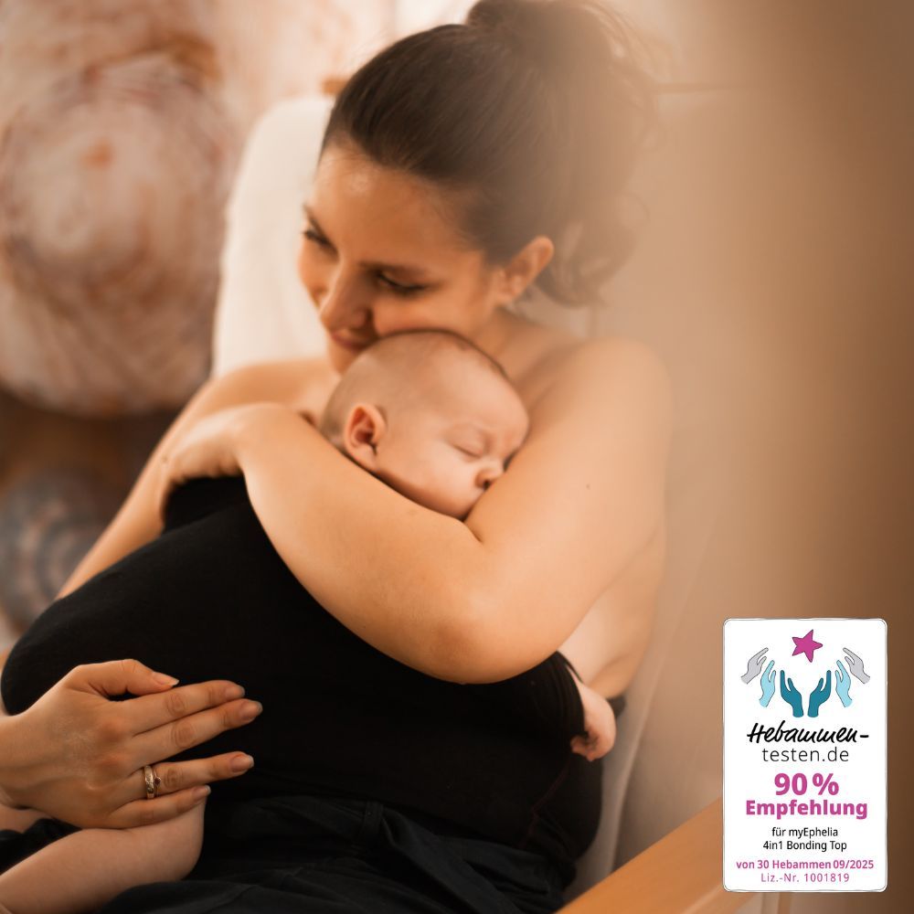 Frau hält Baby im Arm. Baby schläft. Logo: myEphelia. Zertifizierung: Hebammen-testen.de. Text: 90% Empfehlung.