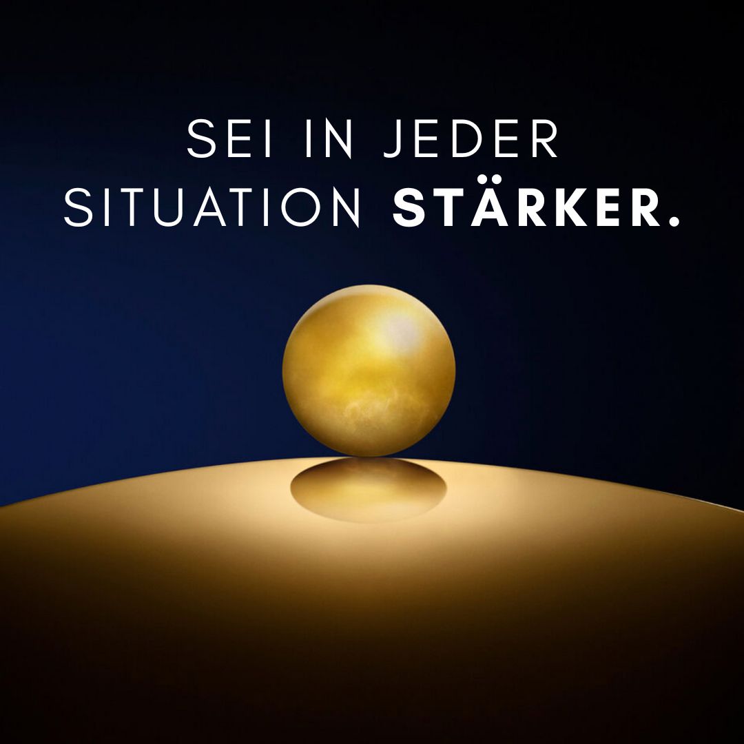 Text: SEI IN JEDER SITUATION STÄRKER. Goldene Kugel auf goldener Oberfläche, blauer Hintergrund.