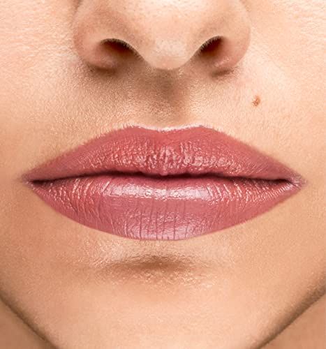 Lippenstift Nr. 102 – Antikrosa. Einzelner Lippenstift, geöffnet, mit schwarzer Hülse und roter Mine. Liegt auf hellem Hintergrund.