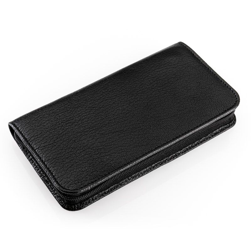 Schwarzes, rechteckiges Etui aus Leder mit Reißverschluss. Geschlossen.