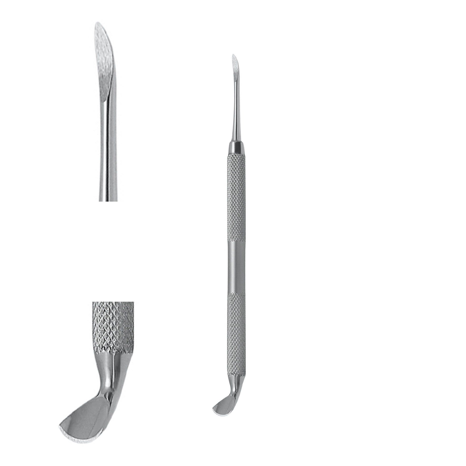 Nagelhautschieber und Nagelmesser. Metall, silberfarben. Schieber mit abgerundeter Spitze, Messer mit gebogener Klinge. Geätztes Griffmuster.