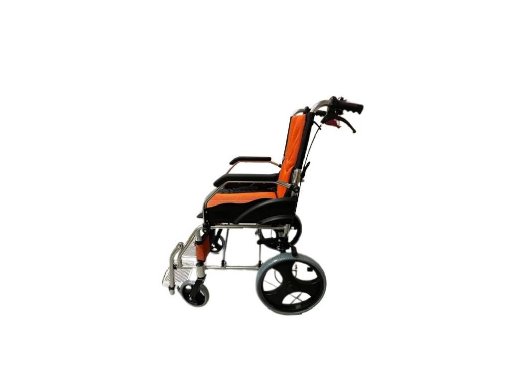 Seitenansicht eines zusammengeklappten Rollstuhls. Orangefarbene Sitzfläche und Rückenlehne. Schwarze Räder und Rahmen.