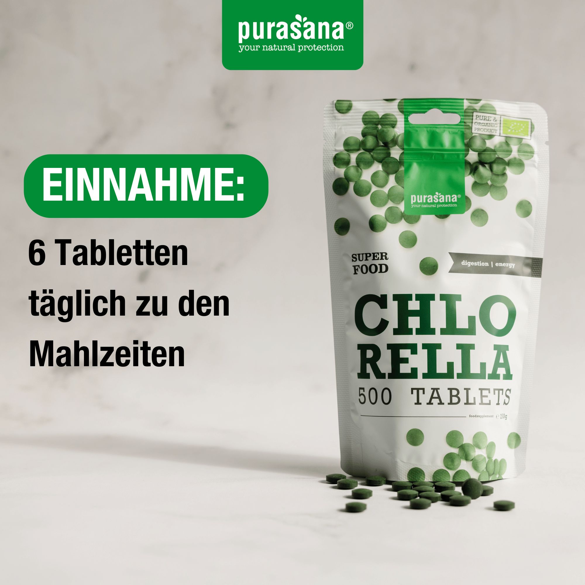 Beutel mit Chlorella-Tabletten. Aufschrift: Chlorella 500 Tabletten. Marke: Purasana. Text: Einnahme: 6 Tabletten täglich zu den Mahlzeiten.