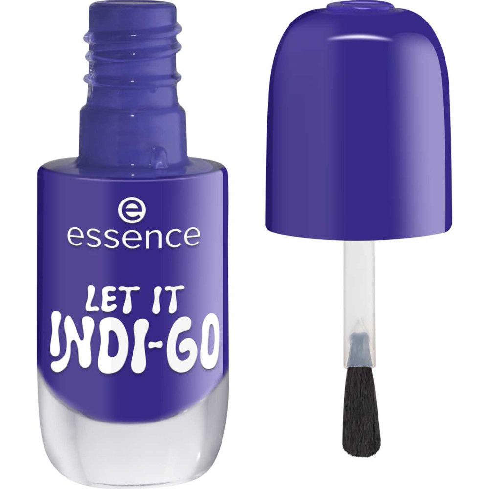 Nagellackflasche mit geöffnetem Deckel. Blaue Flüssigkeit, schwarzer Pinsel. Aufschrift: essence, LET IT INDI-GO.