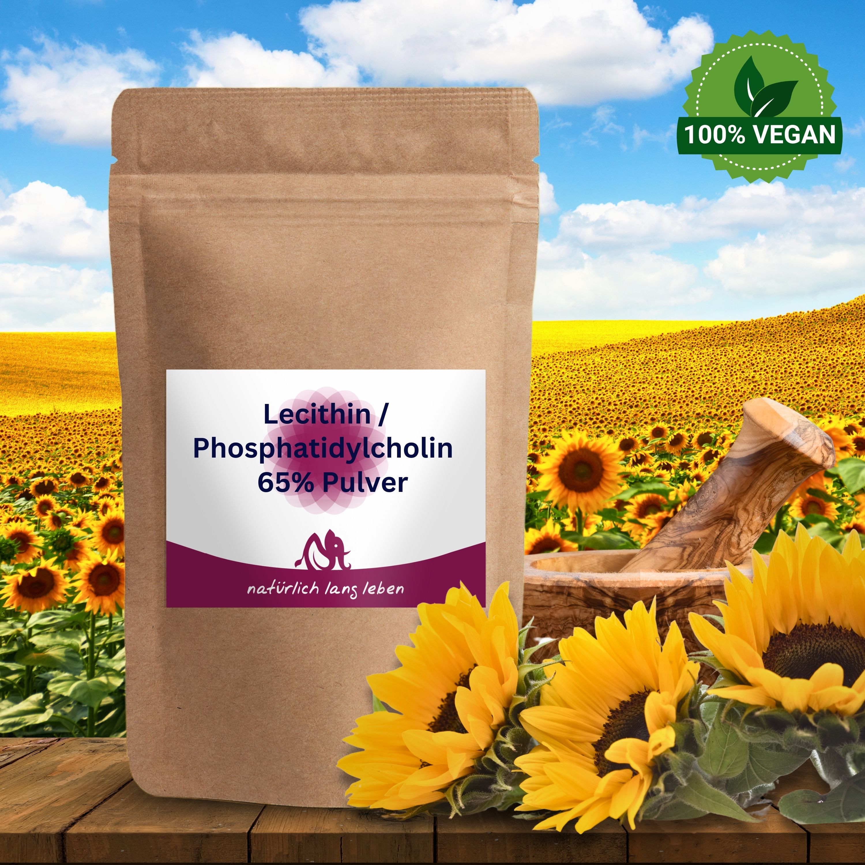 Braune Tüte mit Etikett. Aufschrift: Lecithin / Phosphatidylcholin 65 % Pulver. Logo: natürlich lang leben. Hintergrund: Sonnenblumenfeld.
