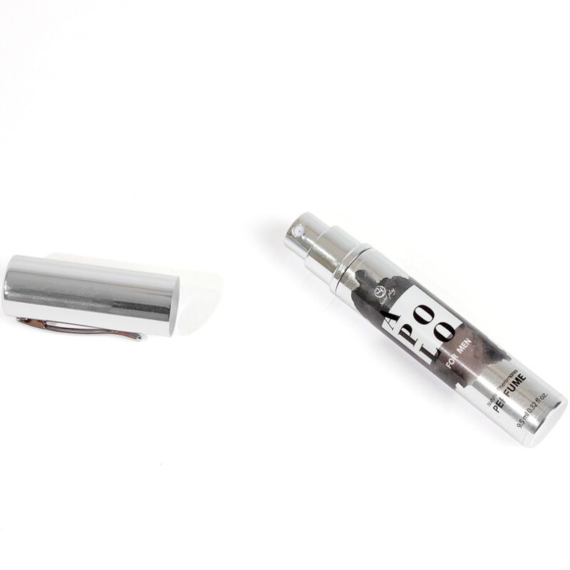 Silberfarbener Zerstäuber mit abgenommener Kappe. Aufschrift: Apolo for Men. Schwarzer Hintergrund.