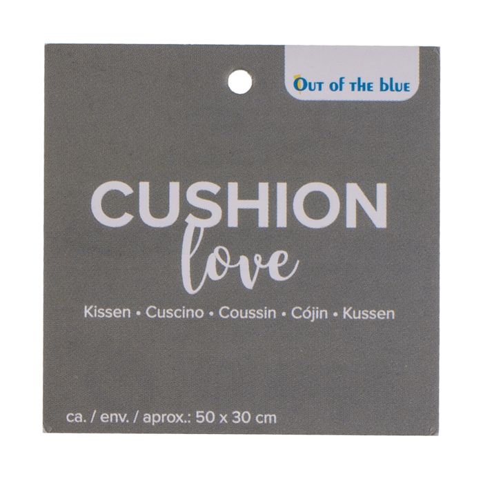 Graues Etikett mit Loch. Text: CUSHION love, Kissen, Cuscino, Coussin, Cojín, Kussen. Marke: Out of the blue. Maße: ca. 50 x 30 cm.