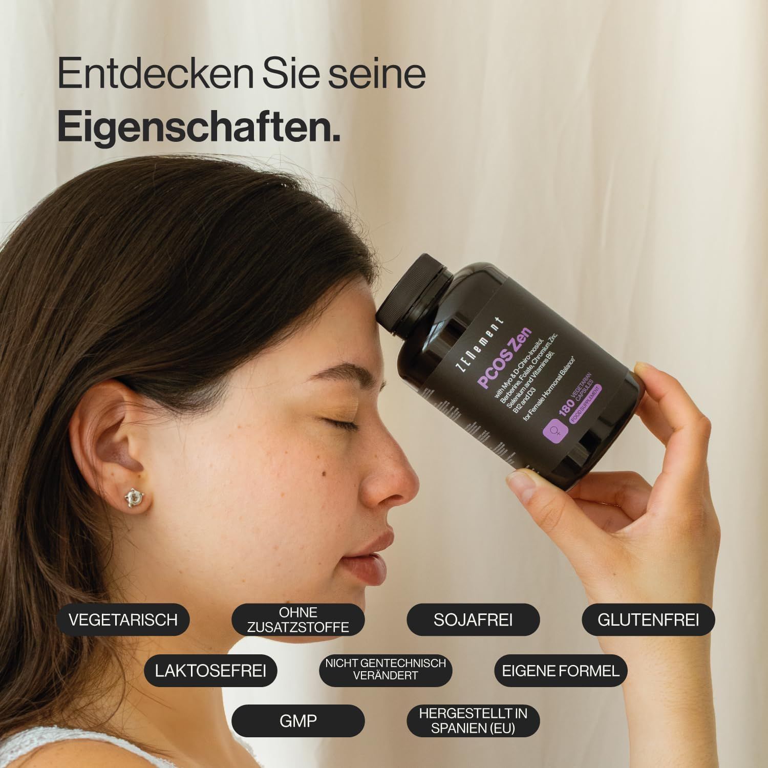 Frau hält eine Flasche Zenement PCOS Zen. Aufschrift: vegetarisch, ohne Zusatzstoffe, sojafrei, glutenfrei, laktosefrei, nicht gentechnisch verändert, GMP, eigene Formel.